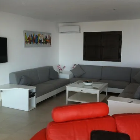 Luxury With Heated Pool For 12 To 14 People וילה