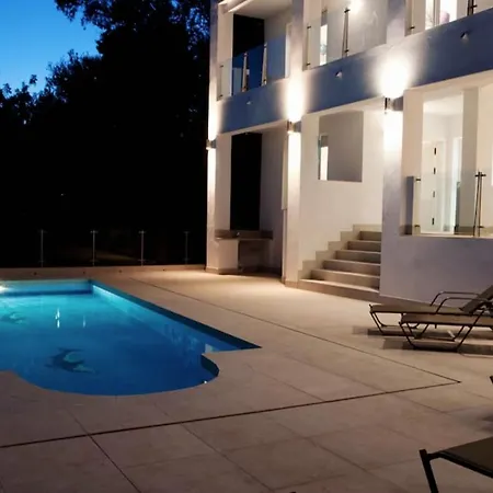 Villa Luxury With Heated Pool For 12 To 14 People *
