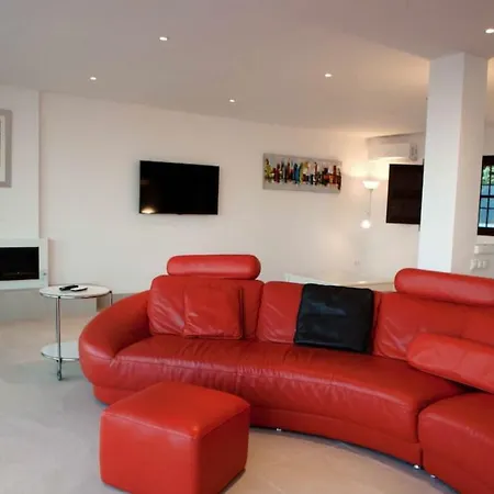 Luxury With Heated Pool For 12 To 14 People *