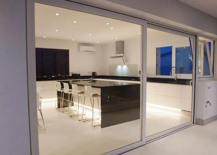 Luxury With Heated Pool For 12 To 14 People *