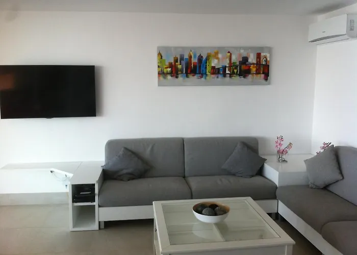 Luxury With Heated Pool For 12 To 14 People