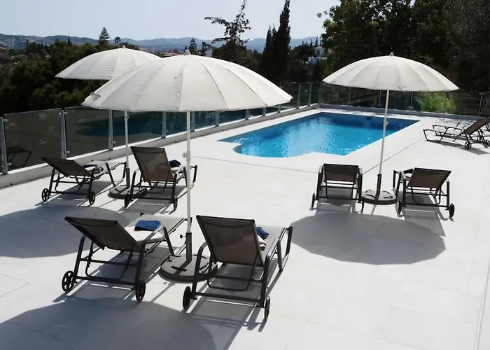 Luxury With Heated Pool For 12 To 14 People