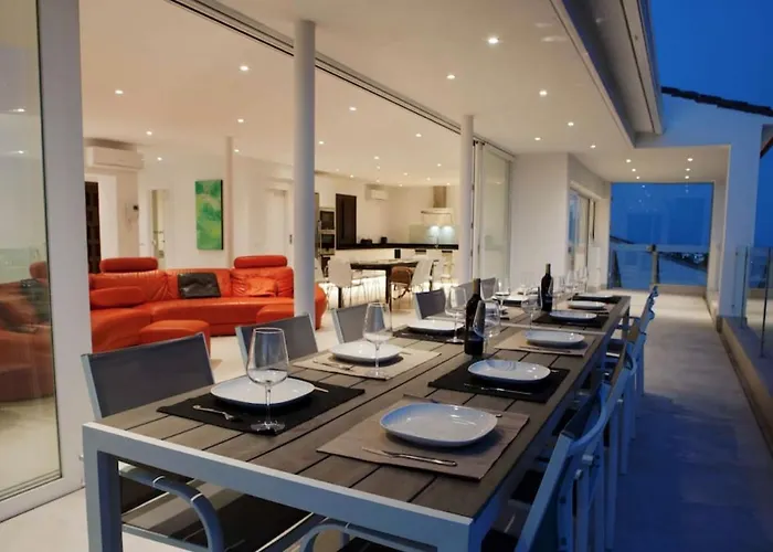 Luxury With Heated Pool For 12 To 14 People فيلة فوينخيرولا