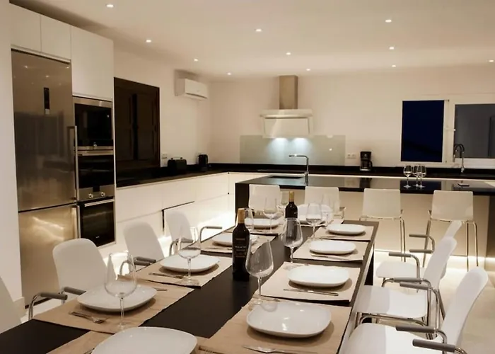 Luxury With Heated Pool For 12 To 14 People *