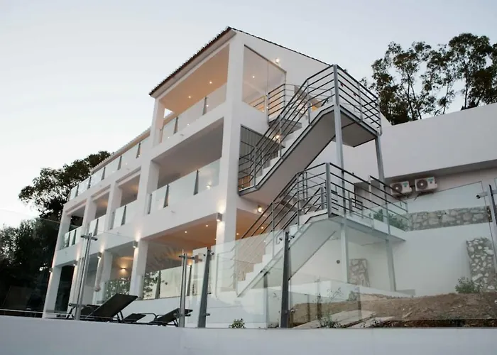 Luxury With Heated Pool For 12 To 14 People