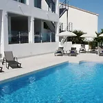 Villa Luxury With Heated Pool For 12 To 14 People *