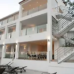 Luxury With Heated Pool For 12 To 14 People *